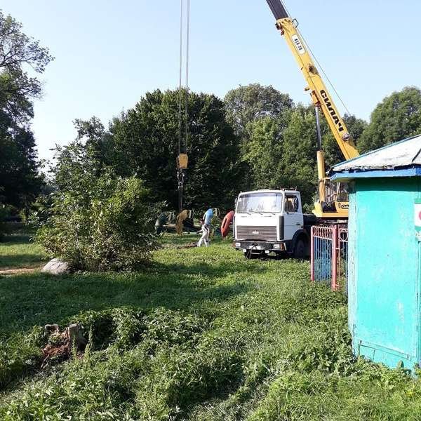 У центральному парку Луцька демонтовували старі атракціони. ФОТО