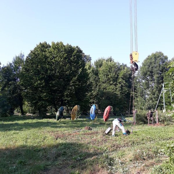 У центральному парку Луцька демонтовували старі атракціони. ФОТО