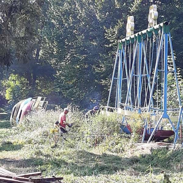 У центральному парку Луцька демонтовували старі атракціони. ФОТО