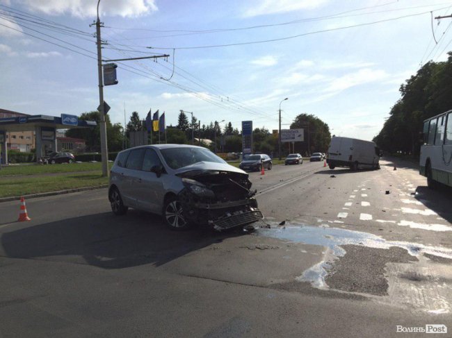 Моторошна ДТП на Рівненській: двох потерпілих забрала швидка