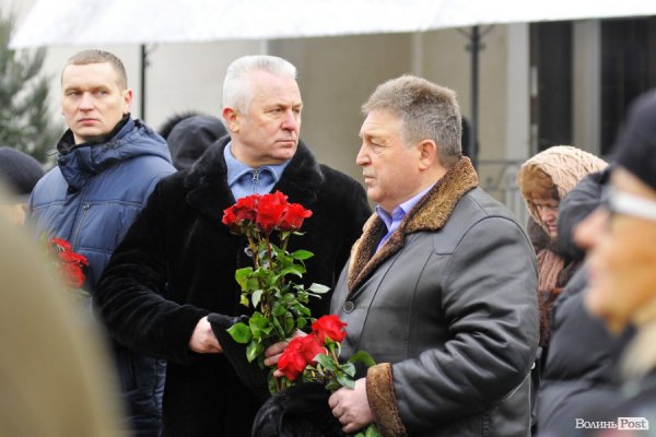 Фото прощання з міським головою Луцька Миколою Романюком