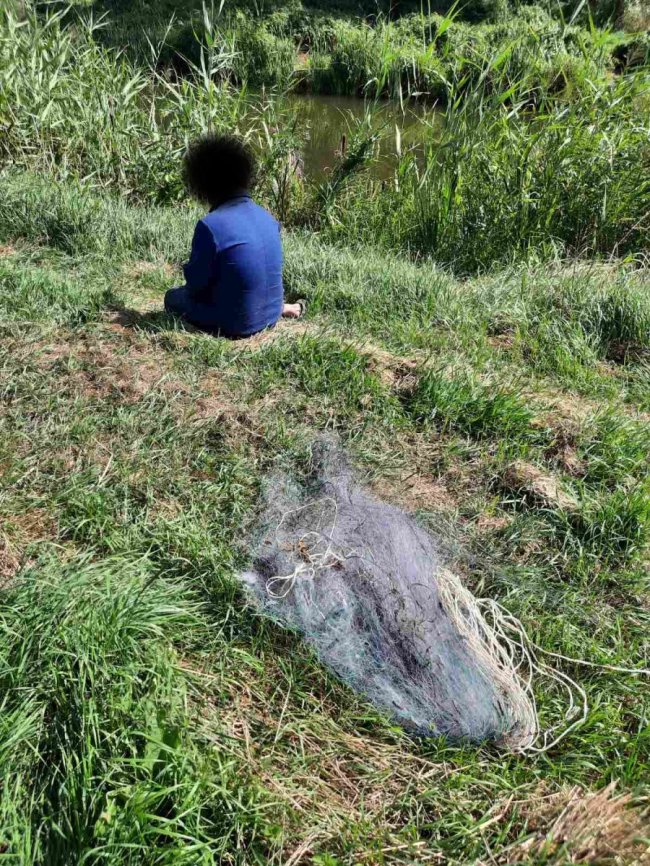 У центральному парку Луцька «на гарячому» зловили браконьєра, який ловив рибу сіткою