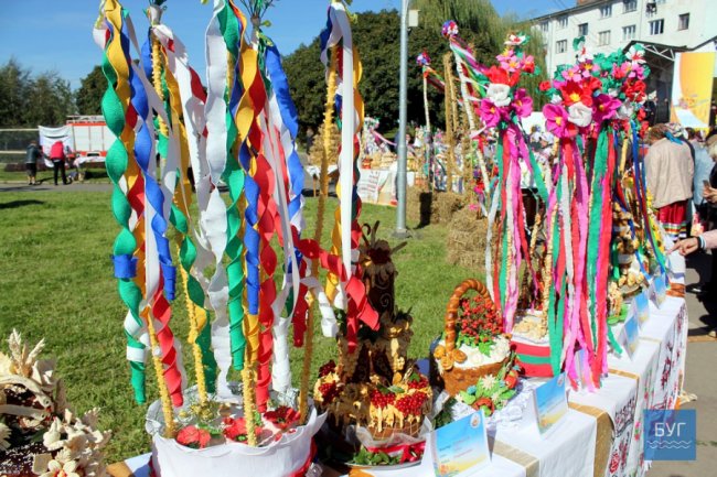 До Володимира привезли короваї з усієї області. ФОТО