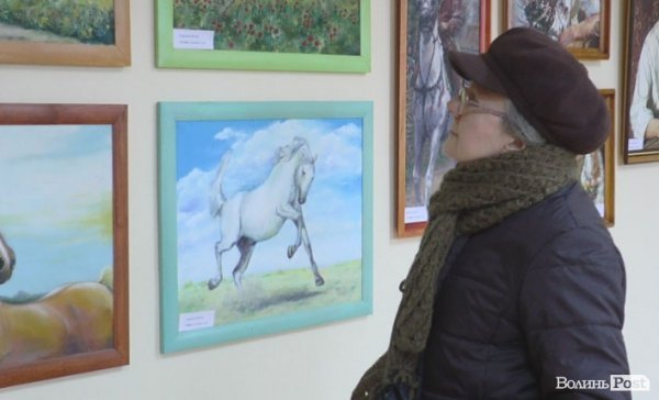 Нововолинські художники організували спільну виставку картин. ФОТО