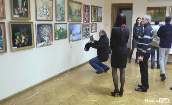 Нововолинські художники організували спільну виставку картин. ФОТО