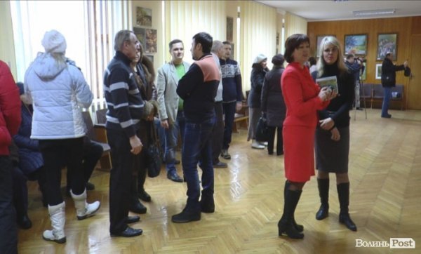 Нововолинські художники організували спільну виставку картин. ФОТО