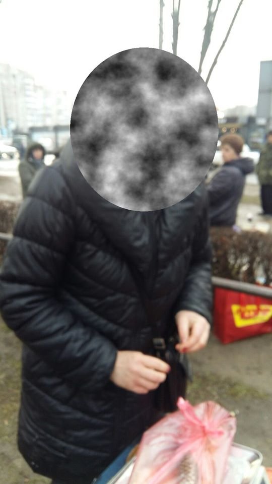 У Луцьку на ринку жінка незаконно продавала рибу. ФОТО