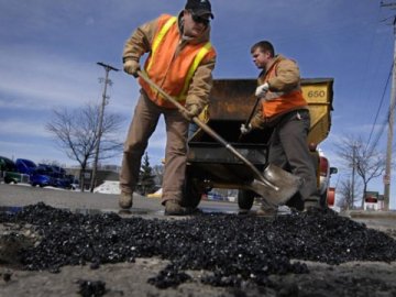 Більше 4 мільйонів гривень скерують на дрібний ремонт доріг у Луцькому районі
