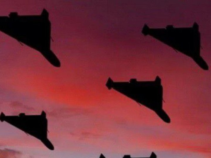 У Києві уламки російського дрона впали на території школи