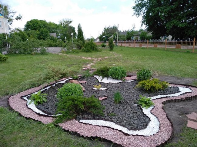 На подвір'ї школи на Волині створили креативні клумби. ФОТО