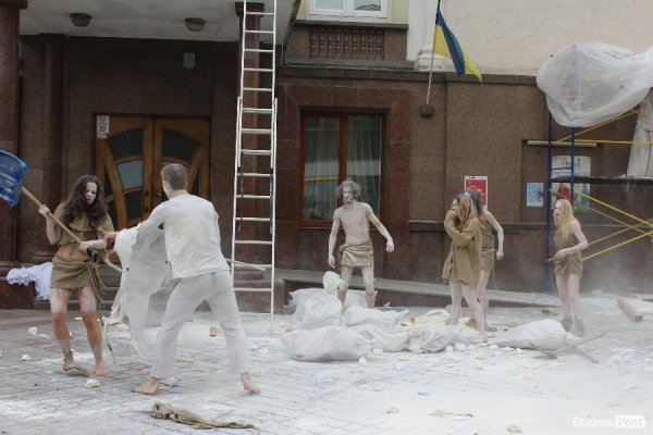 Експериментальний білоруський театр епатував луцьку публіку. ФОТО. ВІДЕО