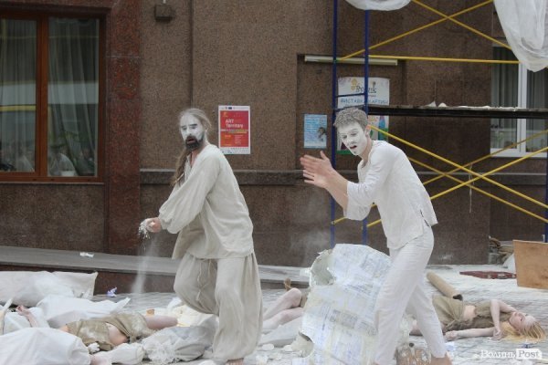 Експериментальний білоруський театр епатував луцьку публіку. ФОТО. ВІДЕО