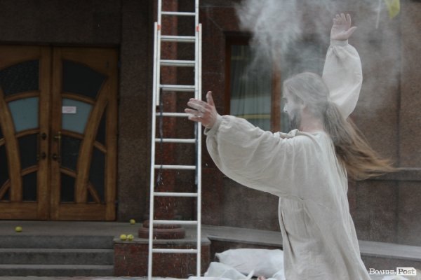 Експериментальний білоруський театр епатував луцьку публіку. ФОТО. ВІДЕО