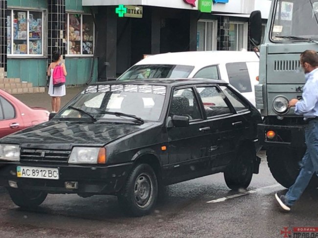 КамАЗ і Lada не поділили дорогу на проспекті в Луцьку. ФОТО
