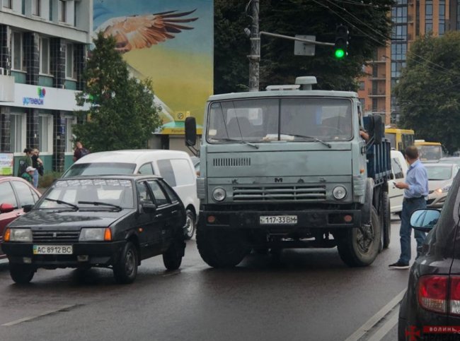 КамАЗ і Lada не поділили дорогу на проспекті в Луцьку. ФОТО
