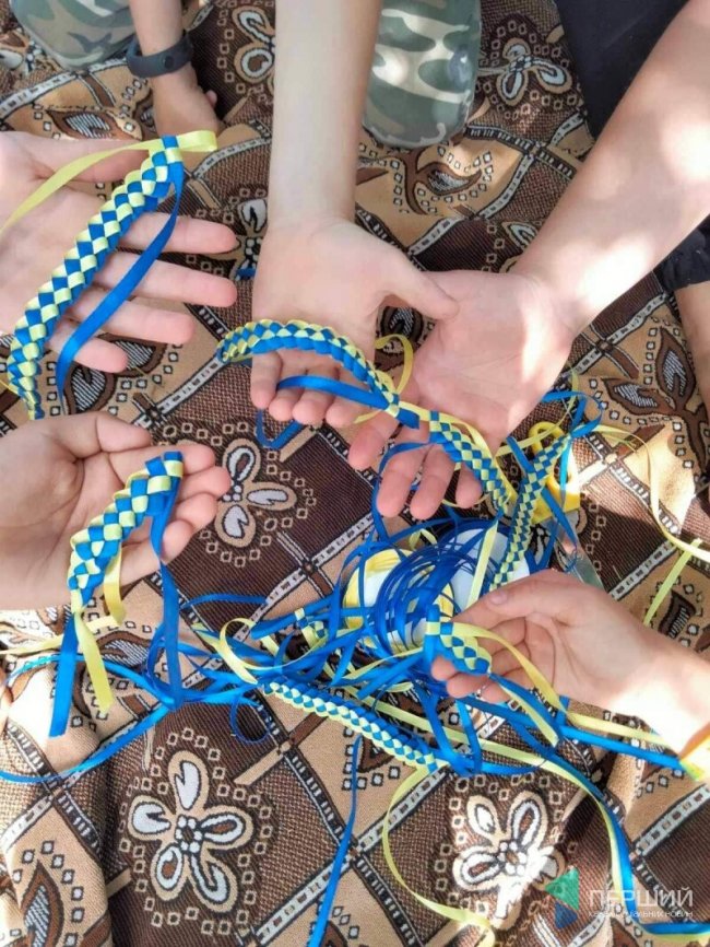 На Волині діти продають пончики та патріотичні браслети: збирають гроші на авто для військових