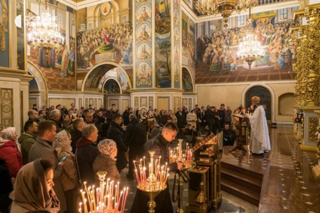 У Києво-Печерській лаврі великодні служби провели і ПЦУ, і УПЦ МП. ФОТО