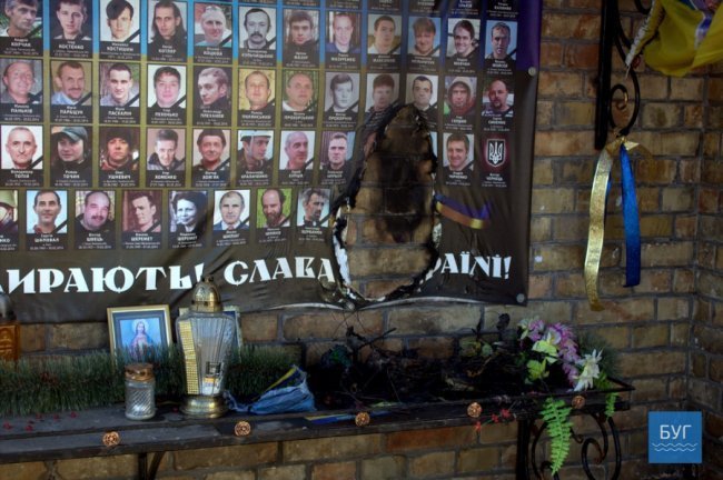 Невідомі спалили стенд Небесної Сотні на Волині