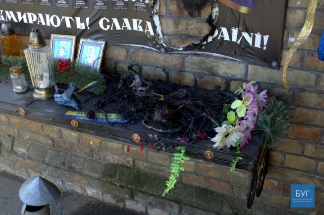 Невідомі спалили стенд Небесної Сотні на Волині