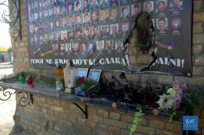 Невідомі спалили стенд Небесної Сотні на Волині