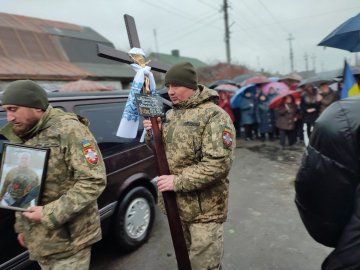 Сьогодні на Волині попрощалися із загиблим Героєм Дмитром Мельничуком