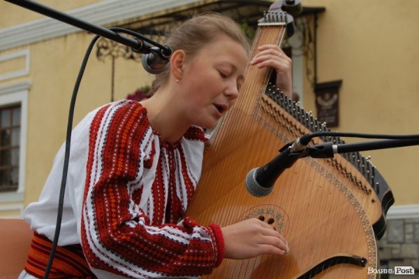 У Луцьку хотіли скласти найдовший рушник, але не змогли. ФОТО 