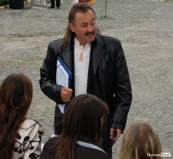 У Луцьку хотіли скласти найдовший рушник, але не змогли. ФОТО 