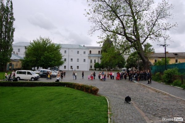 У Луцьку хотіли скласти найдовший рушник, але не змогли. ФОТО 