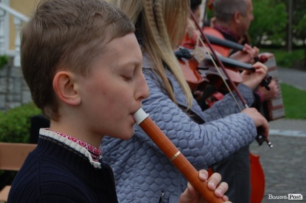У Луцьку хотіли скласти найдовший рушник, але не змогли. ФОТО 