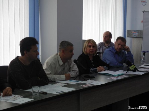 На Волині громадські активісти вимагають негайних перевиборів Верховної Ради 