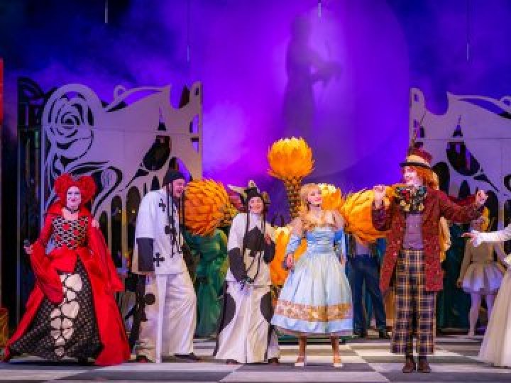 Втілення дитячих фантазій та схожість з героями вистави: у луцькому театрі – зустріч з майстринею аквагриму