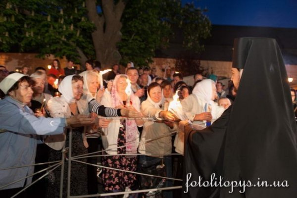Як зустрічали Благодатний вогонь в Україні. ФОТО. ВІДЕО