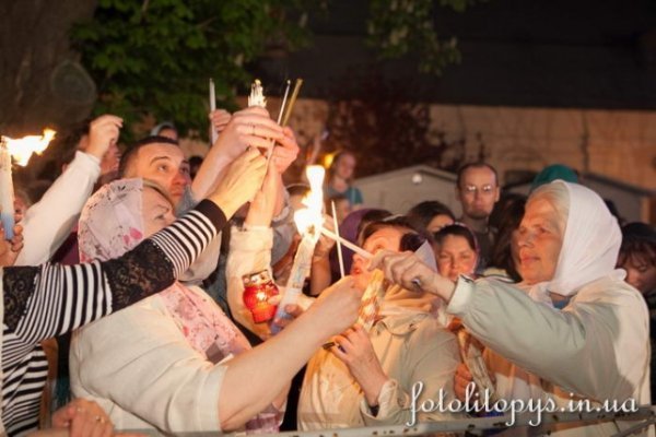 Як зустрічали Благодатний вогонь в Україні. ФОТО. ВІДЕО