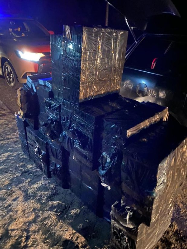 На Волині піймали водія, який віз у авто 8,5 тисяч пачок контрабандного курива