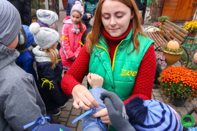 Як малеча в луцькому зоопарку ведмедика «лікувала». ФОТО