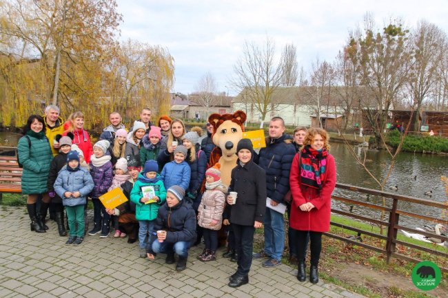 Як малеча в луцькому зоопарку ведмедика «лікувала». ФОТО
