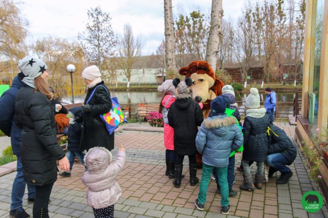 Як малеча в луцькому зоопарку ведмедика «лікувала». ФОТО