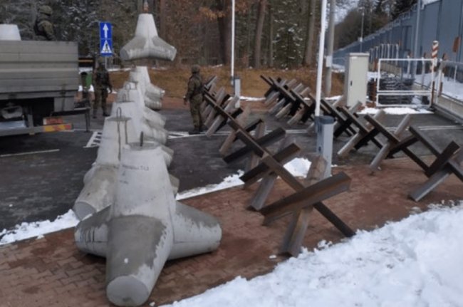 Польща зміцнює кордон з Білоруссю протитанковими їжаками