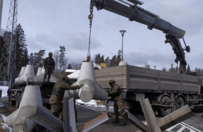 Польща зміцнює кордон з Білоруссю протитанковими їжаками