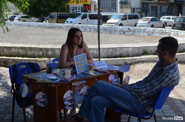 На Театральному майдані лікарі безкоштовно оглядають жінок. ФОТО