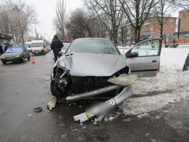 П’яна дівчина в’їхала в пішоходів: загинула жінка. ФОТО. ВІДЕО