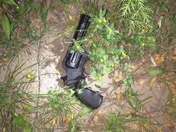 Біля Луцька вночі бігав чоловік з ножем та пістолетом. ФОТО