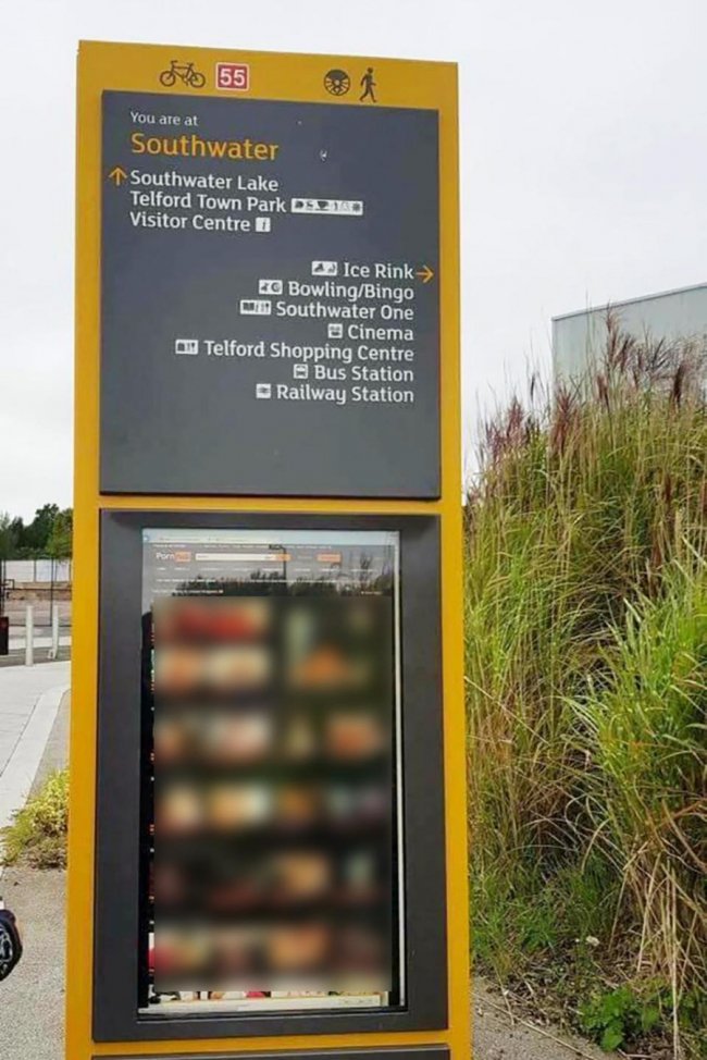 У торговому центрі замість реклами крутили порно