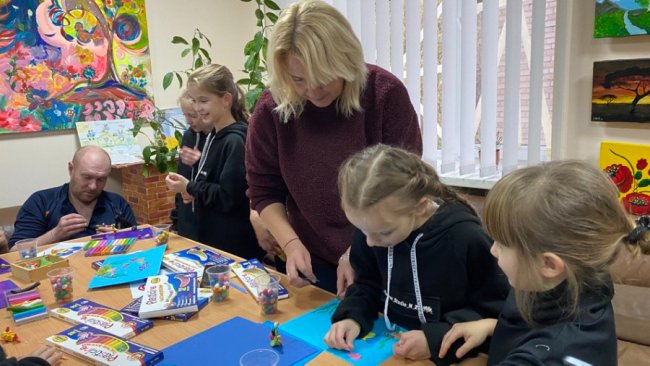 Арт-терапія для захисників: у луцькому госпіталі діти показали виставу вдячності військовослужбовцям