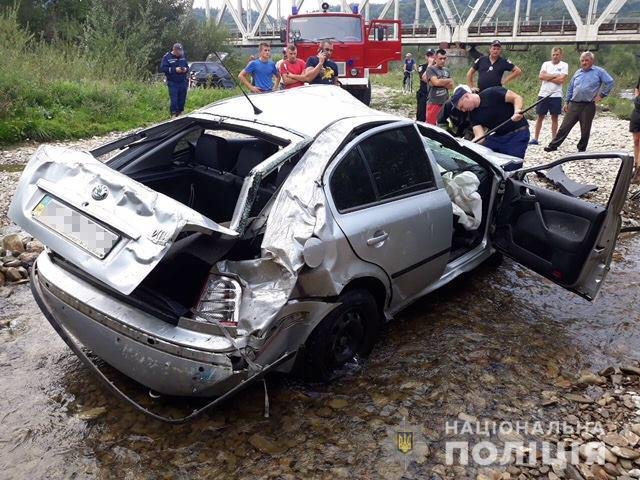 Не впорався з керуванням: на Львівщині легковик злетів з мосту. ФОТО