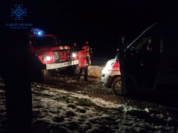 На Волині на складній ділянці дороги застрягла «швидка»