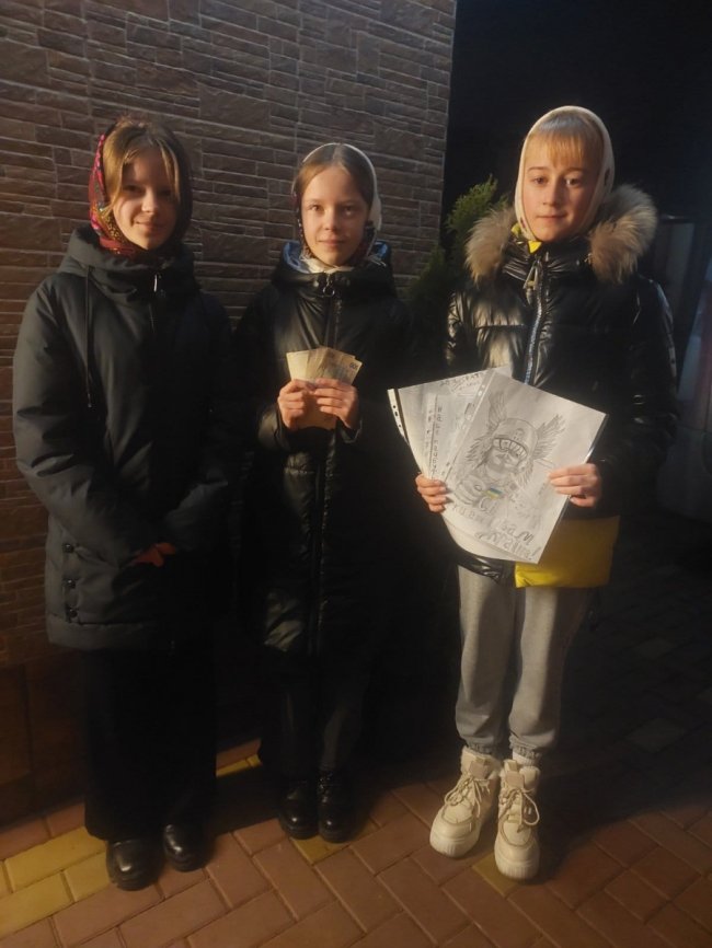 На Волині діти віддали наколядовані гроші волонтерам