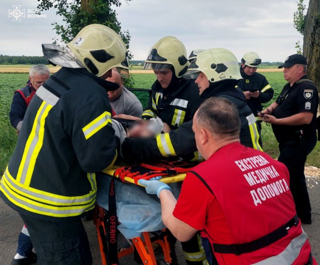 У Луцькому районі рятувальники деблокували дівчину з понівеченого під час аварії авто