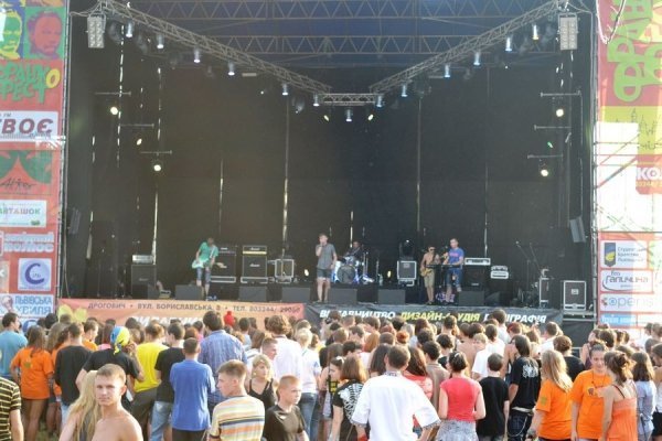 На дебютному «Франко-фесті» зібрались десятки тисяч людей та три луцькі гурти. ФОТО