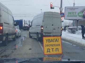 У Луцьку –  ДТП: Mercedes в’їхав у авто патрульної поліції